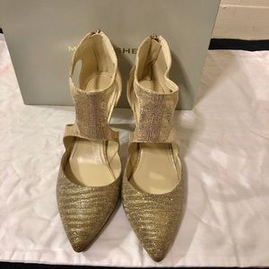 Marc Fisher gold dress pumps